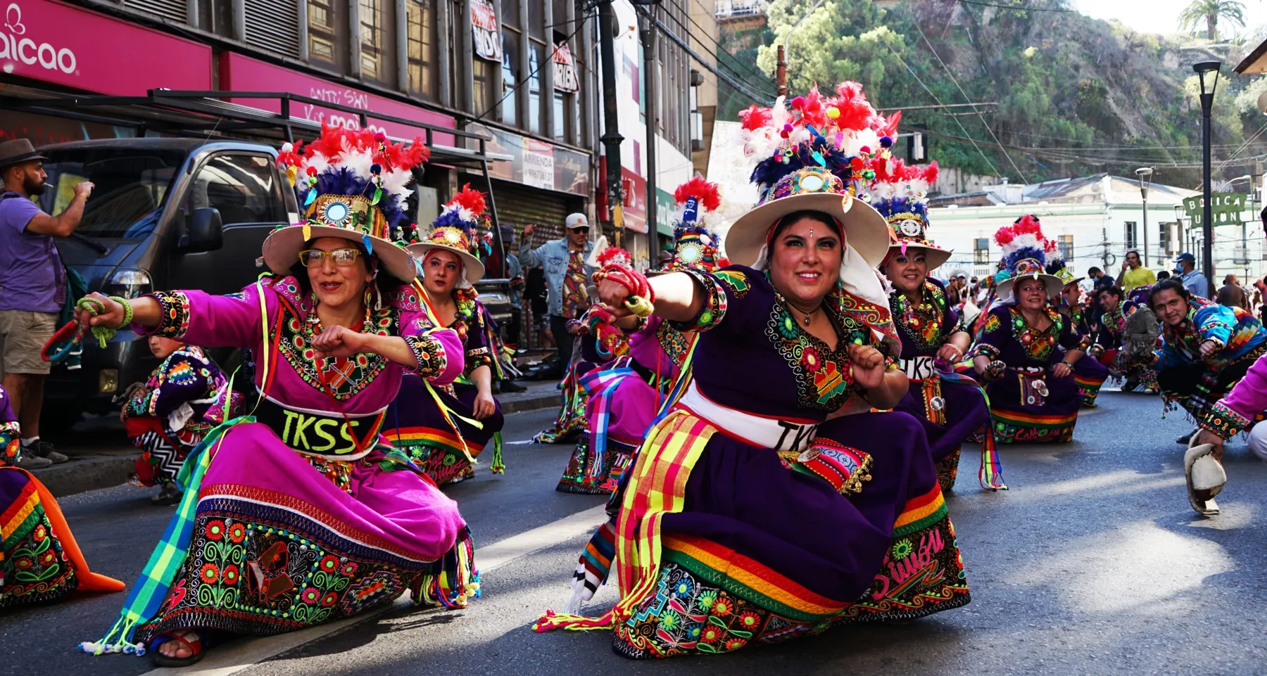 Comparsa andina de trajes morados bordados en el Gran Pasacalle