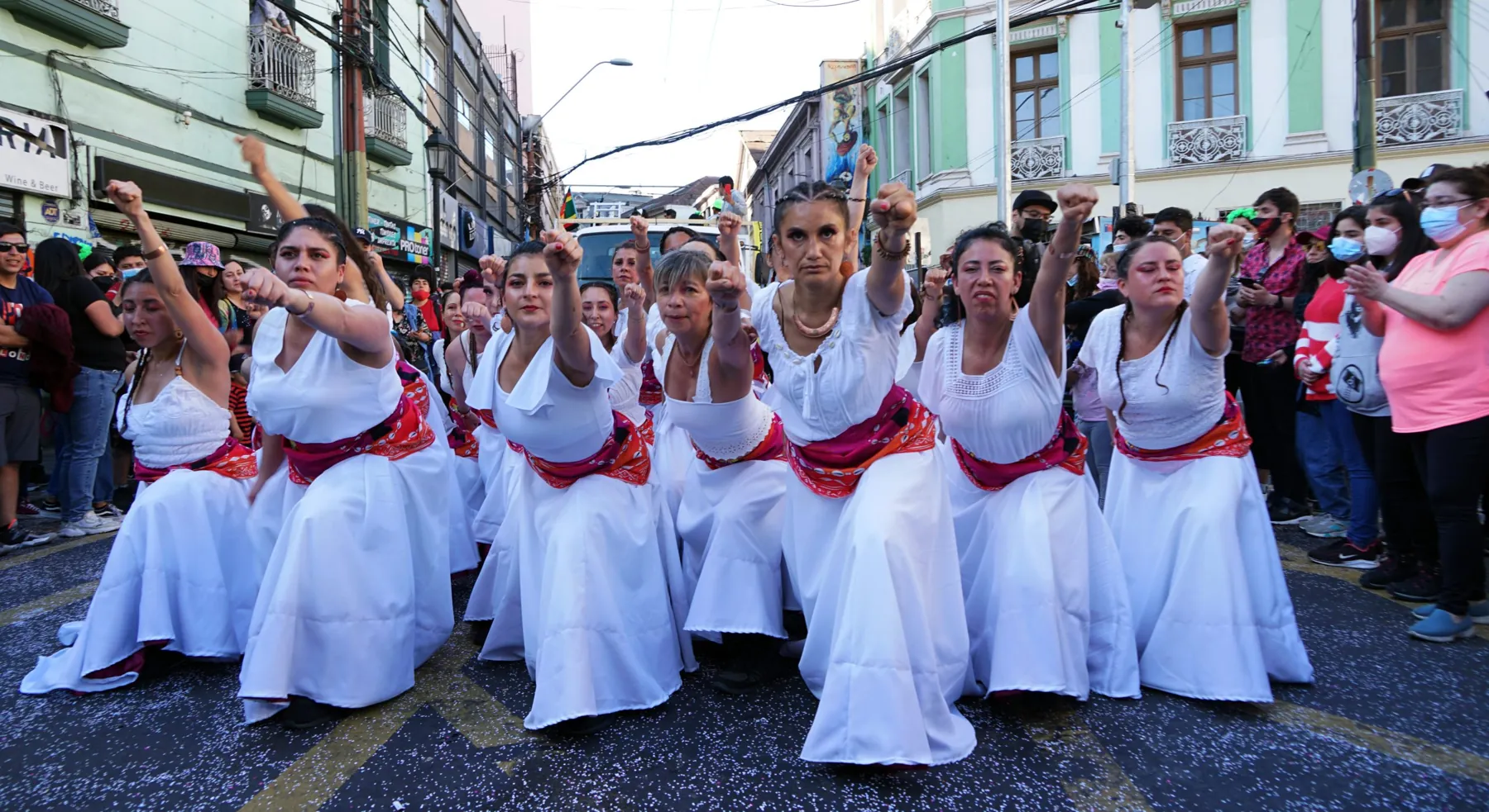 Comparsa vestida de blanco danzando por el plan de Valparaíso