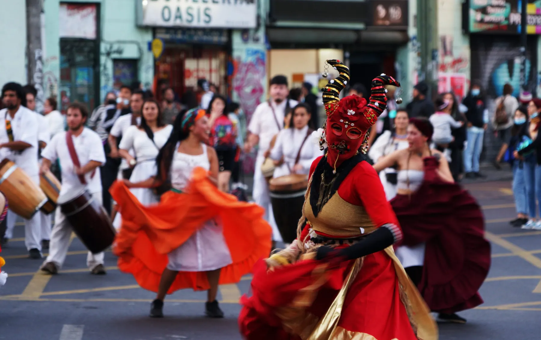 Danzantes del carnaval de Mil Tambores en plena calle