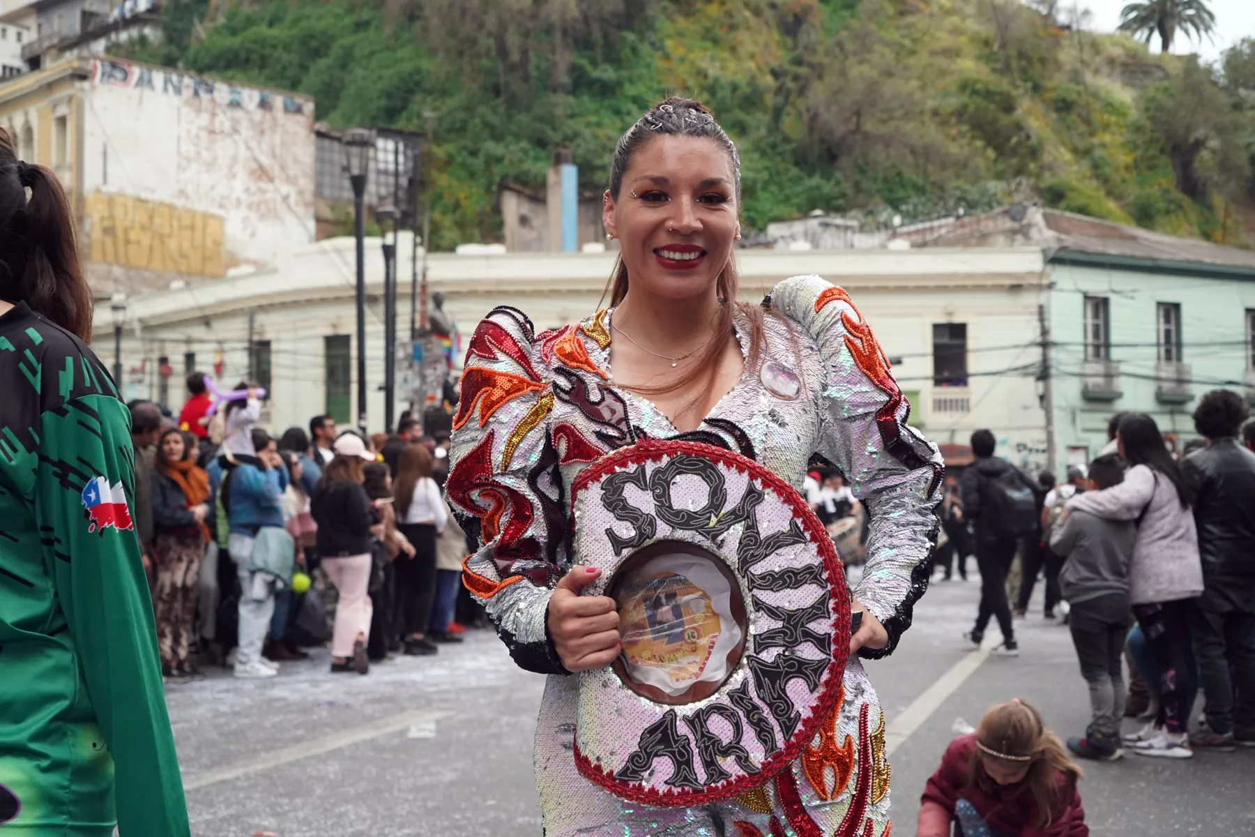 Bailarina con traje de lentejuelas y plumas en el carnaval